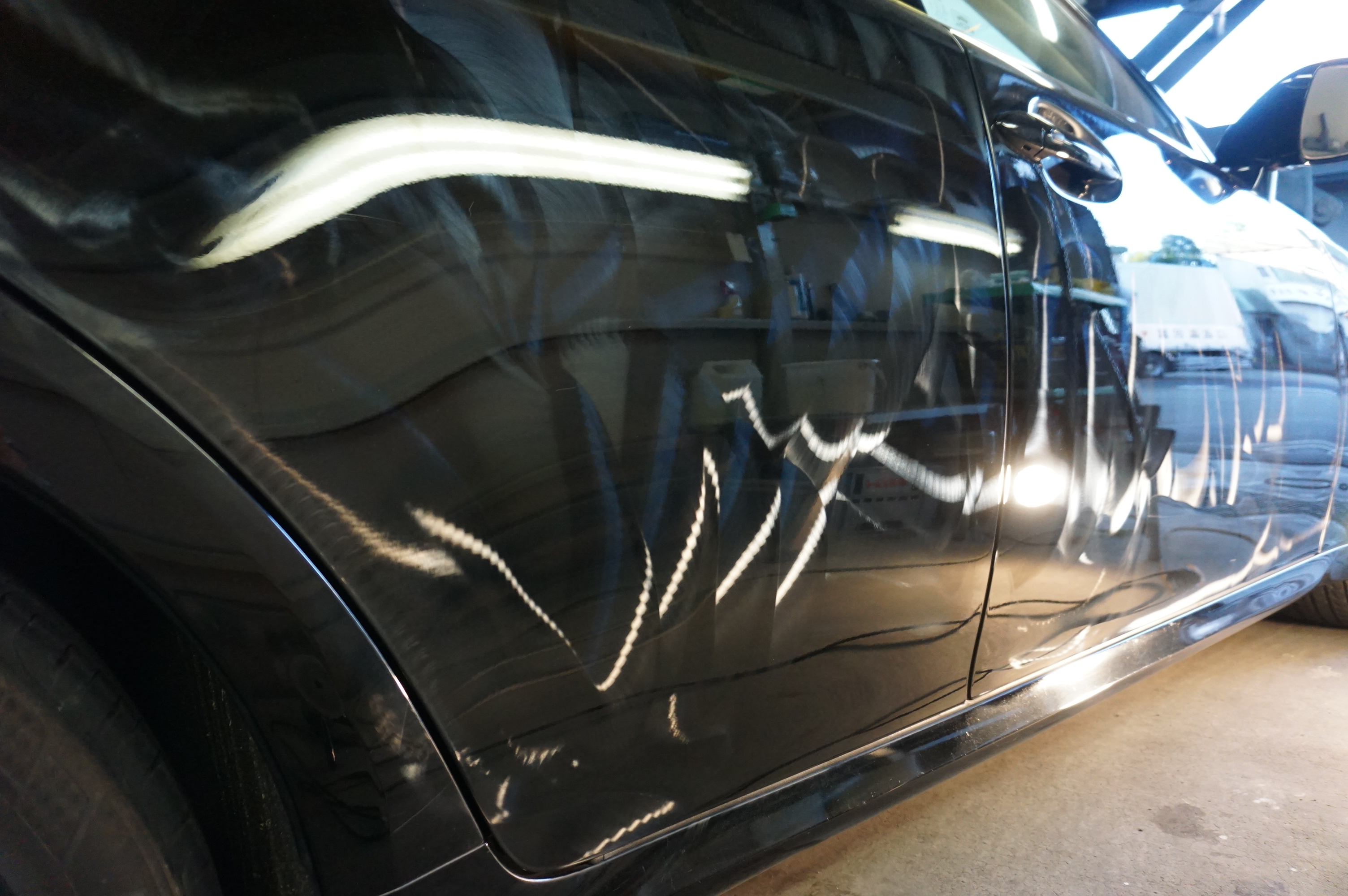 コーティング施工前の車の磨き作業 板金塗装はインターパシフィック