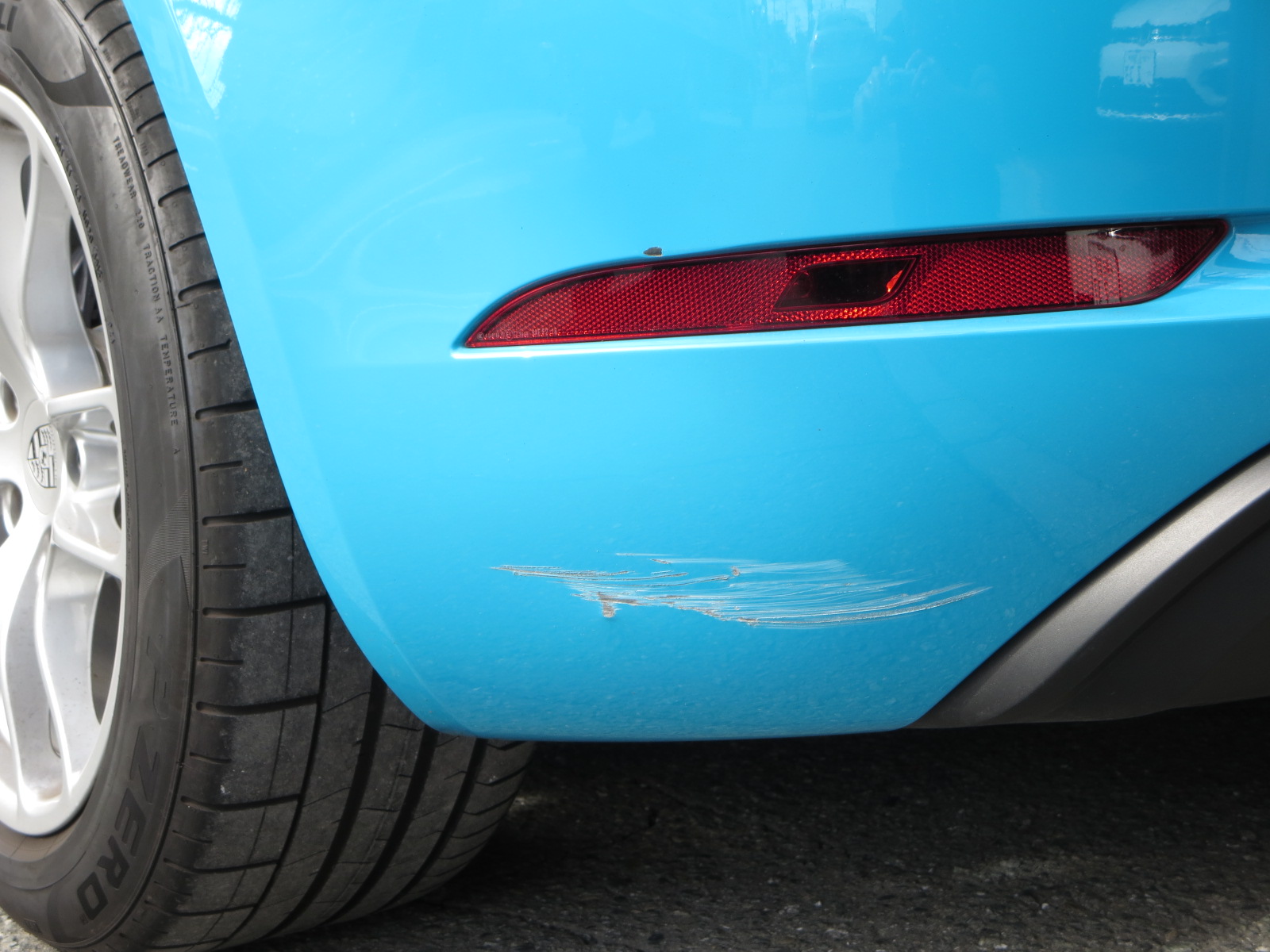 ポルシェ 718ボクスター バンパー修理 板金塗装はインターパシフィック